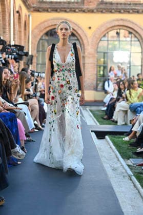 Yolancris - Mercedes Benz Fashion Week Madrid, Spain - 18 Sept 2026 A model parades with Yolancris a design during Mercedes Benz Fashion Week Madrid Cibeles Palace in Madrid. Madrid Spain Copyright: xAtilanoxGarciax xSOPAxImagesx PHOTO08723
