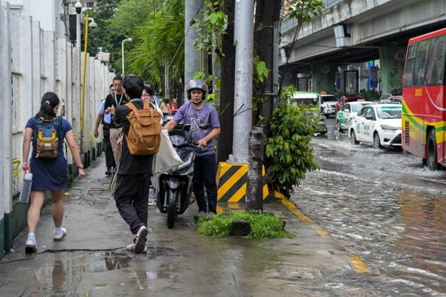 September 18, 2026, Philippines: Southwest monsoon brought by tropical cyclone Dujuan outside the Philippine Area of Responsibility brings thunderstorms and flash floods within the metropolitan of Metro Manila and neighboring provinces. Typhoon Dujuan, Typhoon No. 25, has a sustained winds of 120 km hr near the center with a gustiness up to 150 km hr. The storm continues to travel towards Japan. Philippines  - ZUMAr240 20260918_zip_r240_060 Copyright: xMarcxDominicxRostratax