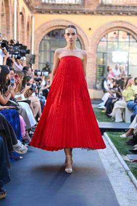 Yolancris - Mercedes Benz Fashion Week Madrid, Spain - 18 Sept 2026 A model parades with Yolancris a design during Mercedes Benz Fashion Week Madrid Cibeles Palace in Madrid. Madrid Spain Copyright: xAtilanoxGarciax xSOPAxImagesx PHOTO08727