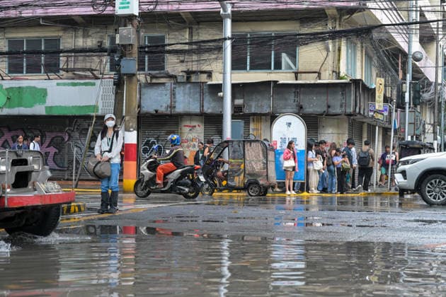 September 18, 2026, Philippines: Southwest monsoon brought by tropical cyclone Dujuan outside the Philippine Area of Responsibility brings thunderstorms and flash floods within the metropolitan of Metro Manila and neighboring provinces. Typhoon Dujuan, Typhoon No. 25, has a sustained winds of 120 km hr near the center with a gustiness up to 150 km hr. The storm continues to travel towards Japan. Philippines  - ZUMAr240 20260918_zip_r240_063 Copyright: xMarcxDominicxRostratax