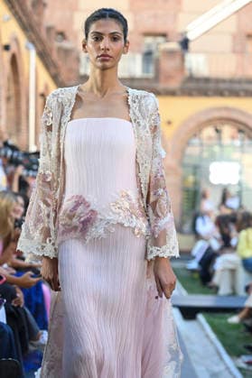 Yolancris - Mercedes Benz Fashion Week Madrid, Spain - 18 Sept 2026 A model parades with Yolancris a design during Mercedes Benz Fashion Week Madrid Cibeles Palace in Madrid. Madrid Spain Copyright: xAtilanoxGarciax xSOPAxImagesx PHOTO08750