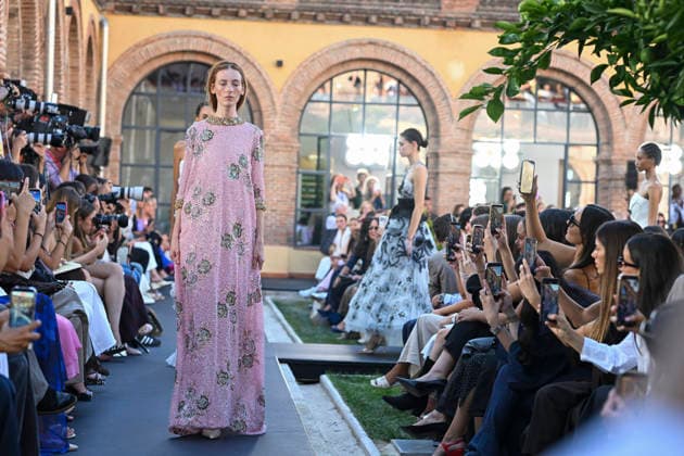 Yolancris - Mercedes Benz Fashion Week Madrid, Spain - 18 Sept 2026 A model parades with Yolancris a design during Mercedes Benz Fashion Week Madrid Cibeles Palace in Madrid. Madrid Spain Copyright: xAtilanoxGarciax xSOPAxImagesx PHOTO08791