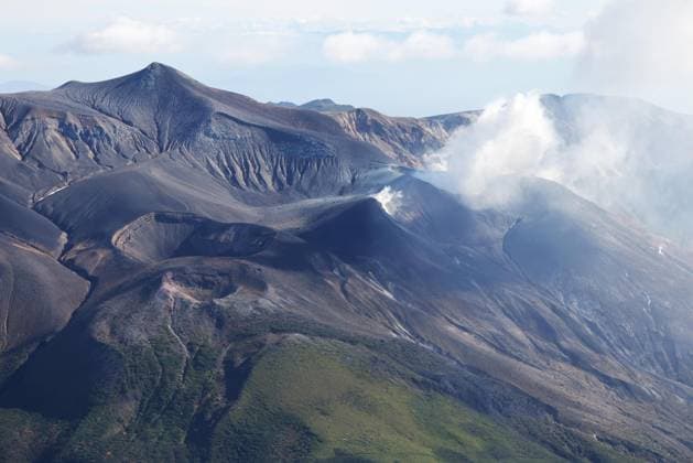 Mt. Tokachi volcano in northern Japan Photo taken from a Kyodo News helicopter on Sept. 18, 2026, shows smoke rising from Mt. Tokachi in Hokkaido, northern Japan. The eruption alert was raised to Level 3 about a week earlier, barring public access to the 2,077-meter mountain.  A14AA0005627884P