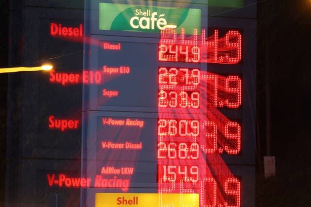 What will happen to gas prices? Gas prices remain at very high levels. SHELL gas station in Siegen. Gas prices early this morning. The current prices for diesel, Super E10, and Super are well over 2 euros. Diesel is at 2.44 euros, Super E10 at 2.27 euros, and Super at 2.33 euros. Gas station, fuel prices on September 19, 2026, in Si