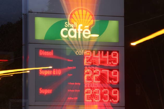 What will happen to gas prices? Gas prices remain at very high levels. SHELL gas station in Siegen. Gas prices early this morning. The current prices for diesel, Super E10, and Super are well over 2 euros. Diesel is at 2.44 euros, Super E10 at 2.27 euros, and Super at 2.33 euros. Gas station, fuel prices on September 19, 2026, in Si