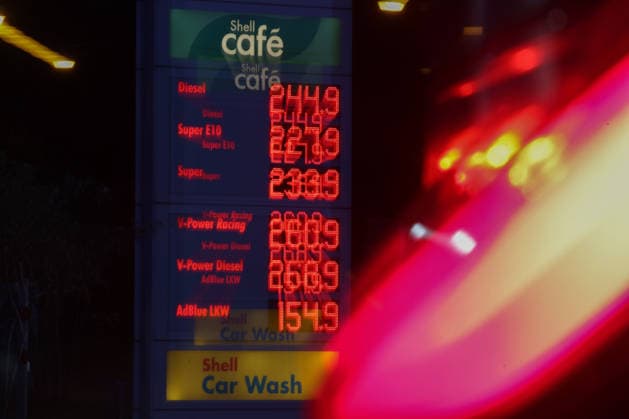 What will happen to gas prices? Gas prices remain at very high levels. SHELL gas station in Siegen. Gas prices early this morning. The current prices for diesel, Super E10, and Super are well over 2 euros. Diesel is at 2.44 euros, Super E10 at 2.27 euros, and Super at 2.33 euros. Gas station, fuel prices on September 19, 2026, in Si