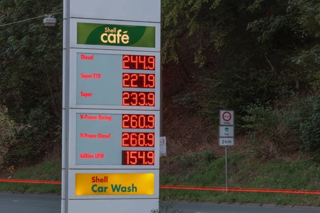 What will happen to gas prices? Gas prices remain at very high levels. SHELL gas station in Siegen. Gas prices early this morning. The current prices for diesel, Super E10, and Super are well over 2 euros. Diesel is at 2.44 euros, Super E10 at 2.27 euros, and Super at 2.33 euros. Gas station, fuel prices on September 19, 2026, in Si