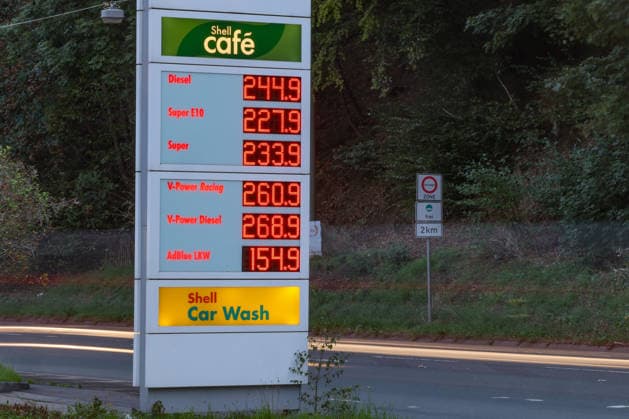 What will happen to gas prices? Gas prices remain at very high levels. SHELL gas station in Siegen. Gas prices early this morning. The current prices for diesel, Super E10, and Super are well over 2 euros. Diesel is at 2.44 euros, Super E10 at 2.27 euros, and Super at 2.33 euros. Gas station, fuel prices on September 19, 2026, in Si