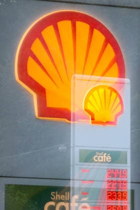 What will happen to gas prices? Gas prices remain at very high levels. SHELL gas station in Siegen. Gas prices early this morning. The current prices for diesel, Super E10, and Super are well over 2 euros. Diesel is at 2.44 euros, Super E10 at 2.27 euros, and Super at 2.33 euros. Gas station, fuel prices on September 19, 2026, in Si