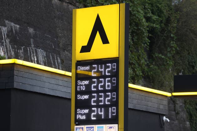 What’s the outlook for fuel prices? Fuel prices remain at very high levels. CLASSIC Gas Station in Mudersbach. This morning’s fuel prices. The current prices for diesel, Super E10, and Super are well over 2 euros. Diesel is at 2.42 euros, Super E10 is at 2.26 euros, and Super is at 2.32 euros. Gas station, fuel prices on September 19, 2026,