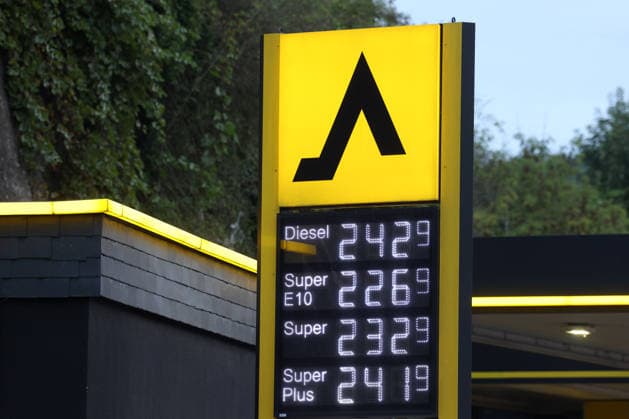 What’s the outlook for fuel prices? Fuel prices remain at very high levels. CLASSIC Gas Station in Mudersbach. This morning’s fuel prices. The current prices for diesel, Super E10, and Super are well over 2 euros. Diesel is at 2.42 euros, Super E10 is at 2.26 euros, and Super is at 2.32 euros. Gas station, fuel prices on September 19, 2026,