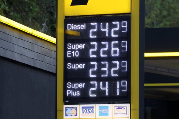 What’s the outlook for fuel prices? Fuel prices remain at very high levels. CLASSIC Gas Station in Mudersbach. This morning’s fuel prices. The current prices for diesel, Super E10, and Super are well over 2 euros. Diesel is at 2.42 euros, Super E10 is at 2.26 euros, and Super is at 2.32 euros. Gas station, fuel prices on September 19, 2026,