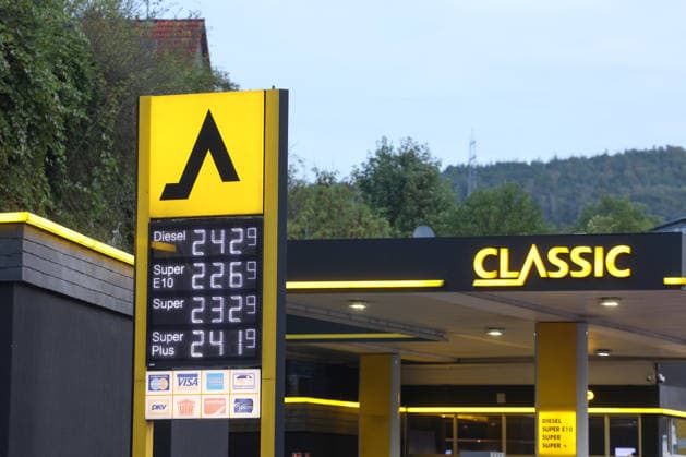 What’s the outlook for fuel prices? Fuel prices remain at very high levels. CLASSIC Gas Station in Mudersbach. This morning’s fuel prices. The current prices for diesel, Super E10, and Super are well over 2 euros. Diesel is at 2.42 euros, Super E10 is at 2.26 euros, and Super is at 2.32 euros. Gas station, fuel prices on September 19, 2026,