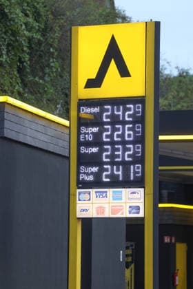 What’s the outlook for fuel prices? Fuel prices remain at very high levels. CLASSIC Gas Station in Mudersbach. This morning’s fuel prices. The current prices for diesel, Super E10, and Super are well over 2 euros. Diesel is at 2.42 euros, Super E10 is at 2.26 euros, and Super is at 2.32 euros. Gas station, fuel prices on September 19, 2026,
