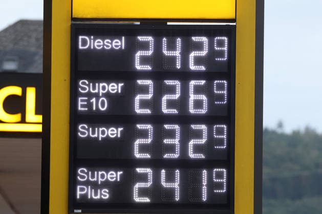 What’s the outlook for fuel prices? Fuel prices remain at very high levels. CLASSIC Gas Station in Mudersbach. This morning’s fuel prices. The current prices for diesel, Super E10, and Super are well over 2 euros. Diesel is at 2.42 euros, Super E10 is at 2.26 euros, and Super is at 2.32 euros. Gas station, fuel prices on September 19, 2026,