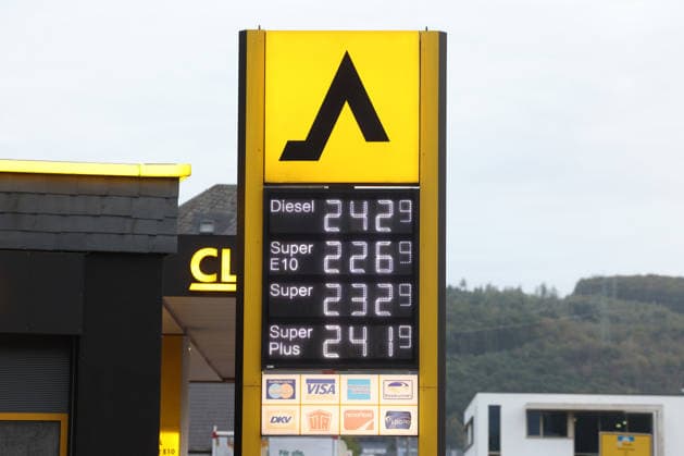 What’s the outlook for fuel prices? Fuel prices remain at very high levels. CLASSIC Gas Station in Mudersbach. This morning’s fuel prices. The current prices for diesel, Super E10, and Super are well over 2 euros. Diesel is at 2.42 euros, Super E10 is at 2.26 euros, and Super is at 2.32 euros. Gas station, fuel prices on September 19, 2026,