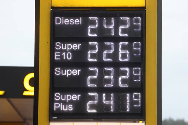 What’s the outlook for fuel prices? Fuel prices remain at very high levels. CLASSIC Gas Station in Mudersbach. This morning’s fuel prices. The current prices for diesel, Super E10, and Super are well over 2 euros. Diesel is at 2.42 euros, Super E10 is at 2.26 euros, and Super is at 2.32 euros. Gas station, fuel prices on September 19, 2026,