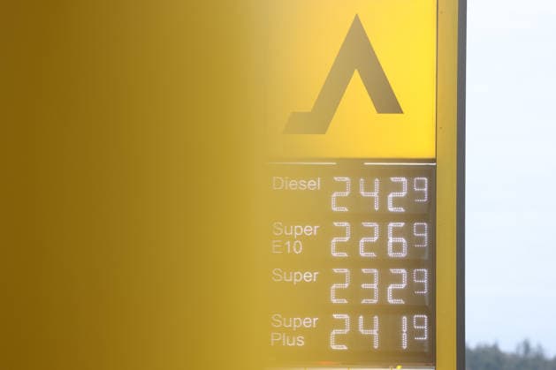 What’s the outlook for fuel prices? Fuel prices remain at very high levels. CLASSIC Gas Station in Mudersbach. This morning’s fuel prices. The current prices for diesel, Super E10, and Super are well over 2 euros. Diesel is at 2.42 euros, Super E10 is at 2.26 euros, and Super is at 2.32 euros. Gas station, fuel prices on September 19, 2026,