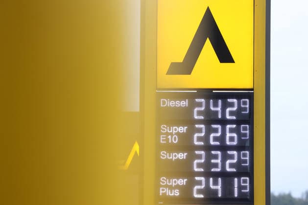 What’s the outlook for fuel prices? Fuel prices remain at very high levels. CLASSIC Gas Station in Mudersbach. This morning’s fuel prices. The current prices for diesel, Super E10, and Super are well over 2 euros. Diesel is at 2.42 euros, Super E10 is at 2.26 euros, and Super is at 2.32 euros. Gas station, fuel prices on September 19, 2026,