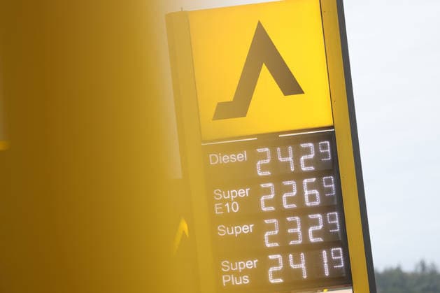 What’s the outlook for fuel prices? Fuel prices remain at very high levels. CLASSIC Gas Station in Mudersbach. This morning’s fuel prices. The current prices for diesel, Super E10, and Super are well over 2 euros. Diesel is at 2.42 euros, Super E10 is at 2.26 euros, and Super is at 2.32 euros. Gas station, fuel prices on September 19, 2026,