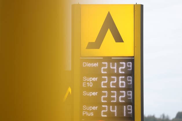 What’s the outlook for fuel prices? Fuel prices remain at very high levels. CLASSIC Gas Station in Mudersbach. This morning’s fuel prices. The current prices for diesel, Super E10, and Super are well over 2 euros. Diesel is at 2.42 euros, Super E10 is at 2.26 euros, and Super is at 2.32 euros. Gas station, fuel prices on September 19, 2026,