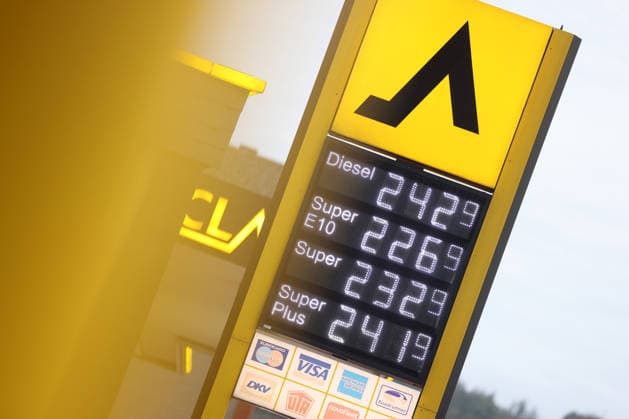 What’s the outlook for fuel prices? Fuel prices remain at very high levels. CLASSIC Gas Station in Mudersbach. This morning’s fuel prices. The current prices for diesel, Super E10, and Super are well over 2 euros. Diesel is at 2.42 euros, Super E10 is at 2.26 euros, and Super is at 2.32 euros. Gas station, fuel prices on September 19, 2026,