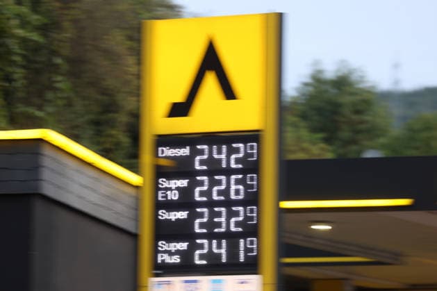What’s the outlook for fuel prices? Fuel prices remain at very high levels. CLASSIC Gas Station in Mudersbach. This morning’s fuel prices. The current prices for diesel, Super E10, and Super are well over 2 euros. Diesel is at 2.42 euros, Super E10 is at 2.26 euros, and Super is at 2.32 euros. Gas station, fuel prices on September 19, 2026,