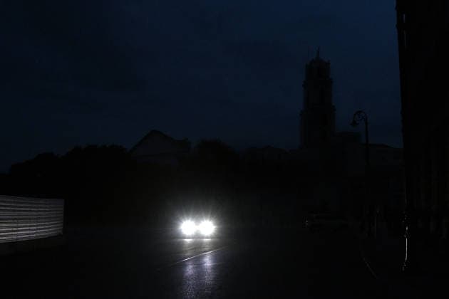 (260919) -- HAVANA, Sept. 19, 2026 -- A vehicle drives on a road during a nationwide blackout in Havana, capital of Cuba, Sept. 18, 2026. Cuba suffered another nationwide blackout on Friday after its national power grid completely collapsed, state utility Union Electrica (UNE) said. (Photo by Xinhua) CUBA-HAVANA-NATIONWIDE BLACKOUT JoaquinxHernandez 