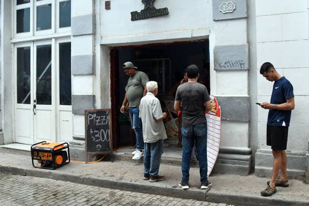 (260919) -- HAVANA, Sept. 19, 2026 -- People buy food at a deli equipped with an electric generator during a nationwide blackout in Havana, capital of Cuba, Sept. 18, 2026. Cuba suffered another nationwide blackout on Friday after its national power grid completely collapsed, state utility Union Electrica (UNE) said. (Photo by Xinhua) CUBA-HAVANA-NATIONWIDE BLACKOUT JoaquinxHernandez 