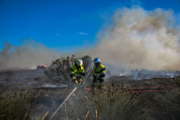 Wildfire in Industrial and Port Complex Zone - Fos-sur-Mer A brush fire that broke out along the roadside running alongside the port complex, at a location known as Rond-point du Caban, threatened the facilities at the Marseille-Fos container port as well as the Seveso-classified site of the company Kem One, requiring the intervention of about 50 firefighters on the ground in Fos-sur-Mer, Bouches-du-Rhone, France, on September 18, 2026 . Photo by Laurent Coust ABACAPRESS.COM FOS-sur-mer France  Copyright: xCoustxLaurent ABACAx
