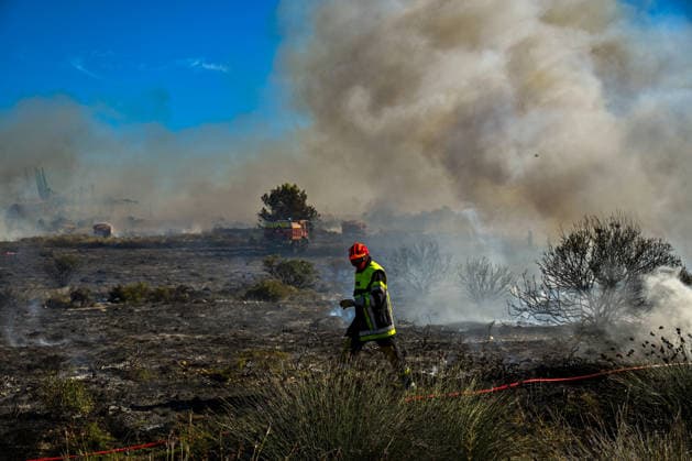 Wildfire in Industrial and Port Complex Zone - Fos-sur-Mer A brush fire that broke out along the roadside running alongside the port complex, at a location known as Rond-point du Caban, threatened the facilities at the Marseille-Fos container port as well as the Seveso-classified site of the company Kem One, requiring the intervention of about 50 firefighters on the ground in Fos-sur-Mer, Bouches-du-Rhone, France, on September 18, 2026 . Photo by Laurent Coust ABACAPRESS.COM FOS-sur-mer France  Copyright: xCoustxLaurent ABACAx