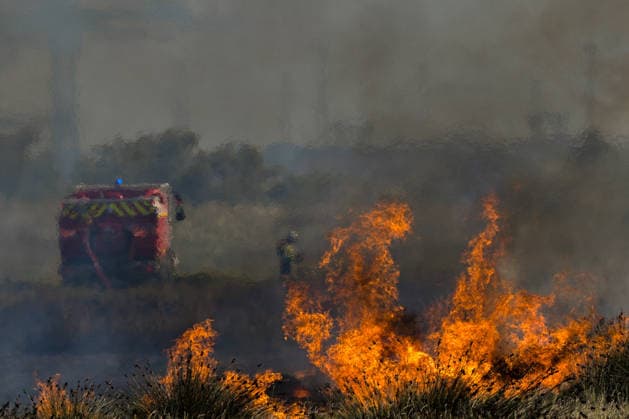 Wildfire in Industrial and Port Complex Zone - Fos-sur-Mer A brush fire that broke out along the roadside running alongside the port complex, at a location known as Rond-point du Caban, threatened the facilities at the Marseille-Fos container port as well as the Seveso-classified site of the company Kem One, requiring the intervention of about 50 firefighters on the ground in Fos-sur-Mer, Bouches-du-Rhone, France, on September 18, 2026 . Photo by Laurent Coust ABACAPRESS.COM FOS-sur-mer France  Copyright: xCoustxLaurent ABACAx