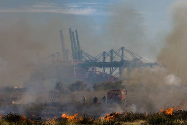 Wildfire in Industrial and Port Complex Zone - Fos-sur-Mer A brush fire that broke out along the roadside running alongside the port complex, at a location known as Rond-point du Caban, threatened the facilities at the Marseille-Fos container port as well as the Seveso-classified site of the company Kem One, requiring the intervention of about 50 firefighters on the ground in Fos-sur-Mer, Bouches-du-Rhone, France, on September 18, 2026 . Photo by Laurent Coust ABACAPRESS.COM FOS-sur-mer France  Copyright: xCoustxLaurent ABACAx