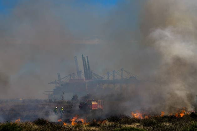 Wildfire in Industrial and Port Complex Zone - Fos-sur-Mer A brush fire that broke out along the roadside running alongside the port complex, at a location known as Rond-point du Caban, threatened the facilities at the Marseille-Fos container port as well as the Seveso-classified site of the company Kem One, requiring the intervention of about 50 firefighters on the ground in Fos-sur-Mer, Bouches-du-Rhone, France, on September 18, 2026 . Photo by Laurent Coust ABACAPRESS.COM FOS-sur-mer France  Copyright: xCoustxLaurent ABACAx