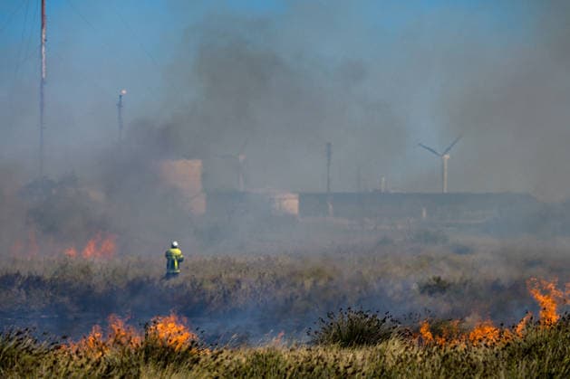 Wildfire in Industrial and Port Complex Zone - Fos-sur-Mer A brush fire that broke out along the roadside running alongside the port complex, at a location known as Rond-point du Caban, threatened the facilities at the Marseille-Fos container port as well as the Seveso-classified site of the company Kem One, requiring the intervention of about 50 firefighters on the ground in Fos-sur-Mer, Bouches-du-Rhone, France, on September 18, 2026 . Photo by Laurent Coust ABACAPRESS.COM FOS-sur-mer France  Copyright: xCoustxLaurent ABACAx