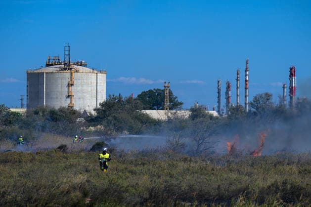 Wildfire in Industrial and Port Complex Zone - Fos-sur-Mer A brush fire that broke out along the roadside running alongside the port complex, at a location known as Rond-point du Caban, threatened the facilities at the Marseille-Fos container port as well as the Seveso-classified site of the company Kem One, requiring the intervention of about 50 firefighters on the ground in Fos-sur-Mer, Bouches-du-Rhone, France, on September 18, 2026 . Photo by Laurent Coust ABACAPRESS.COM FOS-sur-mer France  Copyright: xCoustxLaurent ABACAx
