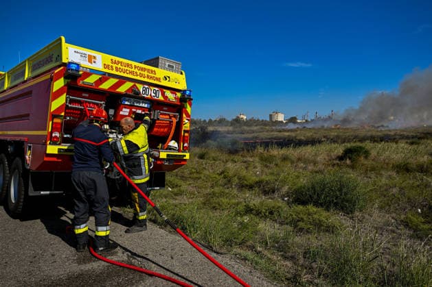 Wildfire in Industrial and Port Complex Zone - Fos-sur-Mer A brush fire that broke out along the roadside running alongside the port complex, at a location known as Rond-point du Caban, threatened the facilities at the Marseille-Fos container port as well as the Seveso-classified site of the company Kem One, requiring the intervention of about 50 firefighters on the ground in Fos-sur-Mer, Bouches-du-Rhone, France, on September 18, 2026 . Photo by Laurent Coust ABACAPRESS.COM FOS-sur-mer France  Copyright: xCoustxLaurent ABACAx