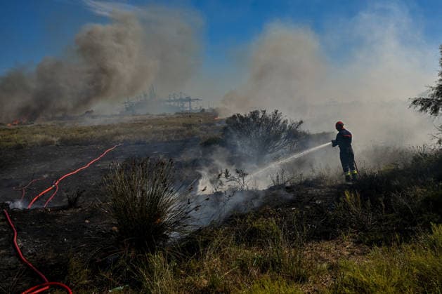Wildfire in Industrial and Port Complex Zone - Fos-sur-Mer A brush fire that broke out along the roadside running alongside the port complex, at a location known as Rond-point du Caban, threatened the facilities at the Marseille-Fos container port as well as the Seveso-classified site of the company Kem One, requiring the intervention of about 50 firefighters on the ground in Fos-sur-Mer, Bouches-du-Rhone, France, on September 18, 2026 . Photo by Laurent Coust ABACAPRESS.COM FOS-sur-mer France  Copyright: xCoustxLaurent ABACAx