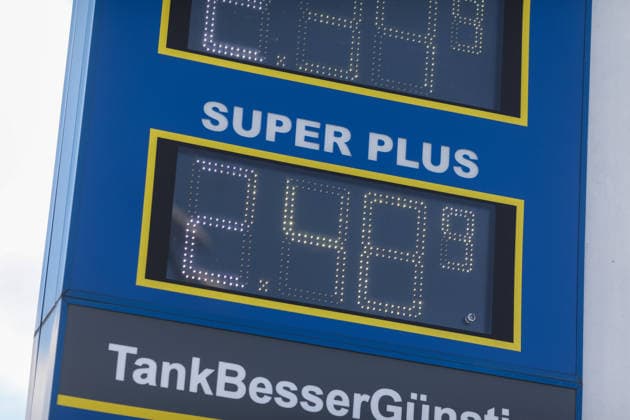 Bamberg, Germany, September 15, 2026 Gas prices at gas stations. The photo shows a close-up of a gas price sign displaying a price of 2.489 euros per liter for Super Plus. Below the price display, the words TankBesserGünstig are visible. Copyright: xFotostandx xMichaelxGründelx