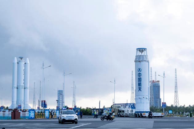 WENCHANG, CHINA - SEPTEMBER 19: The Long March 8A Y11 carrier rocket and its payload are transported from the technical area to Launch Pad No. 1 at the Hainan Wenchang Commercial Spacecraft Launch Site on September 19, 2026 in Wenchang, Hainan Province of China. The rocket and payload were moved after completing testing work in the technical zone.  Copyright: xVCGx 111667948607