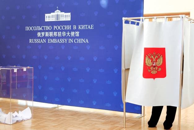 Worldwide Russia Parliamentary Election 9246268 19.09.2026 A voter prepares to cast his ballot during elections to Russia s ninth State Duma, the lower house of parliament, at a polling a station in the Russian Embassy in Beijing, China. Alexey Tashchilin Sputnik Beijing China  Copyright: xAlexeyxTashchilinx