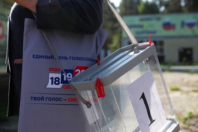 RUSSIA, PENZA - SEPTEMBER 19, 2026: A woman election official carries a mobile ballot box at the Meridian sports and health camp to collect votes during the 2026 Russian legislative election held on September 18-20, including regional parliamentary and local elections, as well as the election to the Russian State Duma of the 9th convocation Penza Russia  - ZUMAt113 20260919_zaa_t113_001 Copyright: xYegorxAleyevx