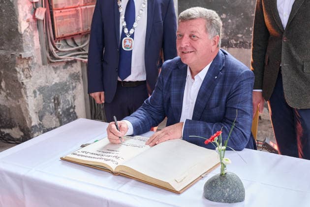 Freilassing, Germany, September 18, 2026 Rail Day 2026 at Lokwelt Freilassing Pictured: Christian Bernreiter, Minister of State for Transportation of Bavaria and member of the State Parliament, signing the guest book at Lokwelt Freilassing, Bavaria Copyright: xFotostandx xWassmuthx