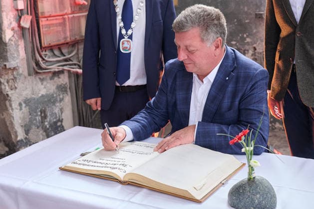 Freilassing, Germany, September 18, 2026 Rail Day 2026 at Lokwelt Freilassing Pictured: Christian Bernreiter, Minister of State for Transportation of Bavaria and member of the State Parliament, signing the guest book at Lokwelt Freilassing, Bavaria Copyright: xFotostandx xWassmuthx