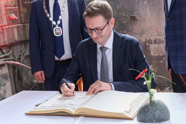 Freilassing, Germany, September 18, 2026: Rail Day 2026 at Lokwelt Freilassing. Pictured: Stefan Schnorr, State Secretary at the Federal Ministry of Transportation, signing the guest book at Lokwelt Freilassing, Bavaria. Copyright: xFotostandx xWassmuthx