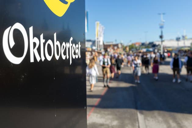 September 19, 2026 As soon as the gates to Oktoberfest open, visitors in traditional dress flock to the Theresienwiese to secure a good spot in the festival tent. First day at the Wiesn in Munich: dirndls and lederhosen