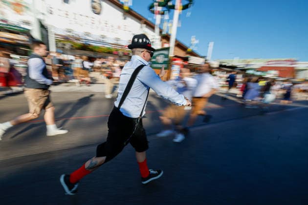 September 19, 2026 As soon as the gates to Oktoberfest open, visitors in traditional dress flock to the Theresienwiese to secure a good spot in the festival tent. First day at the Wiesn in Munich: dirndls and lederhosen