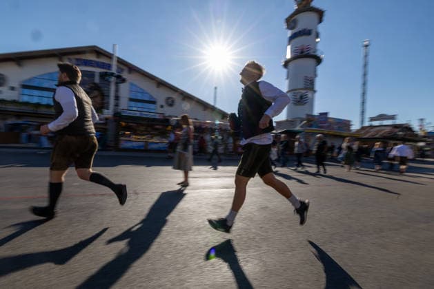 September 19, 2026 As soon as the gates to Oktoberfest open, visitors in traditional dress flock to the Theresienwiese to secure a good spot in the festival tent. First day at the Wiesn in Munich: dirndls and lederhosen