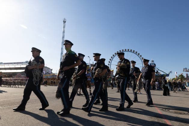 September 19, 2026 The police arrive with barrier ropes. As soon as the gates to Oktoberfest open, visitors in traditional dress flock to the Theresienwiese to secure a good spot in the festival tent. First day at the Wiesn in Munich