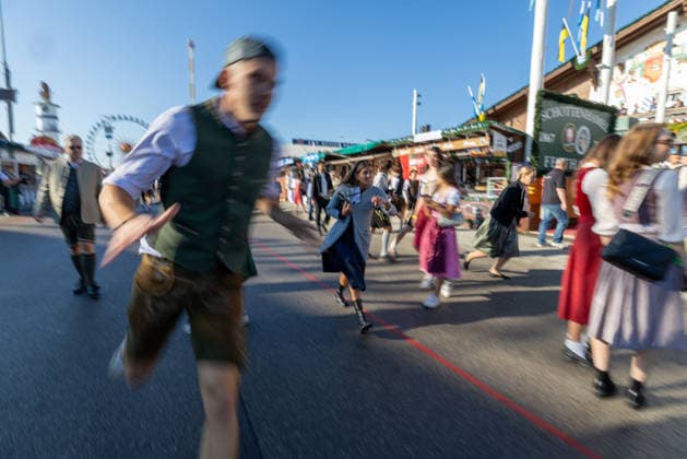 September 19, 2026 As soon as the gates to Oktoberfest open, visitors in traditional attire flock to the Theresienwiese to secure a good spot in the festival tent. First day at the Wiesn in Munich: dirndls and lederhosen
